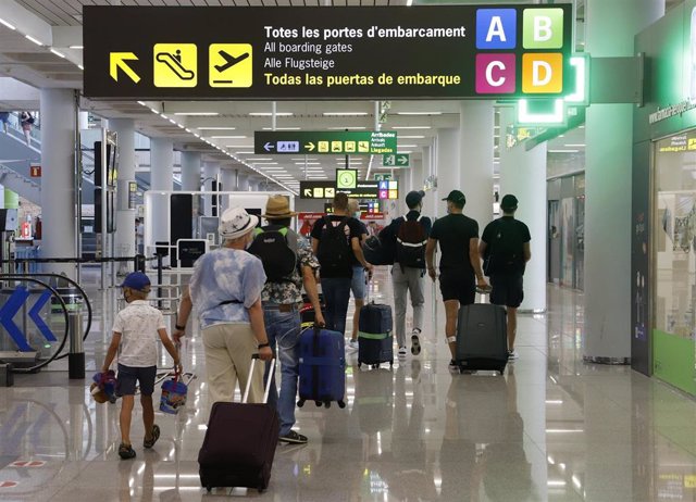 aeropuerto turistas italianos saludarte